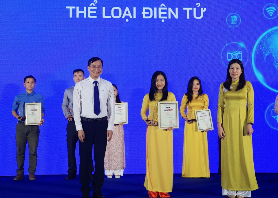 Báo điện tử VietnamPlus một lần cũng được trao giải với tác phẩm 'Biến động tuyển sinh đại học 2022: Thêm cơ hội, tăng áp lực' của tác giả Phạm Mai (Giải C, Thể loại Báo điện tử). (Ảnh: Hoài Nam/Vietnam+)