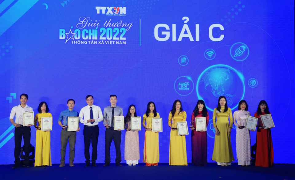 Những tác giả đoạt giải C trong Lễ trao Giải thưởng báo chí Thông tấn xã Việt Nam năm 2022. (Ảnh: Hoài Nam/Vietnam+)