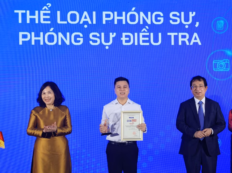 Tác giả Võ Mạnh Hùng hân hạnh nhận giải B, thể loại báo điện tử với tác phẩm 'Nhức nhối nạn buôn bán ngà ở Tây Nguyên: Không xử nghiêm, voi sẽ tuyệt chủng' được đăng trên Báo điện tử VietnamPlus. (Ảnh: Hoài Nam/Vietnam+)