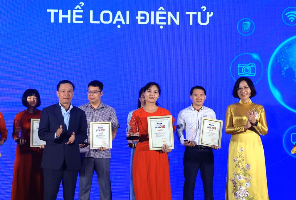 Báo điện tử VietnamPlus đoạt 1 giải A, thể loại báo điện tử với tác phẩm 'Cơn khát thuốc điều trị, vật tư y tế: Khi trăm dâu đổ đầu tằm' của tác giả Cao Thùy Giang. (Ảnh: Hoài Nam/Vietnam+)