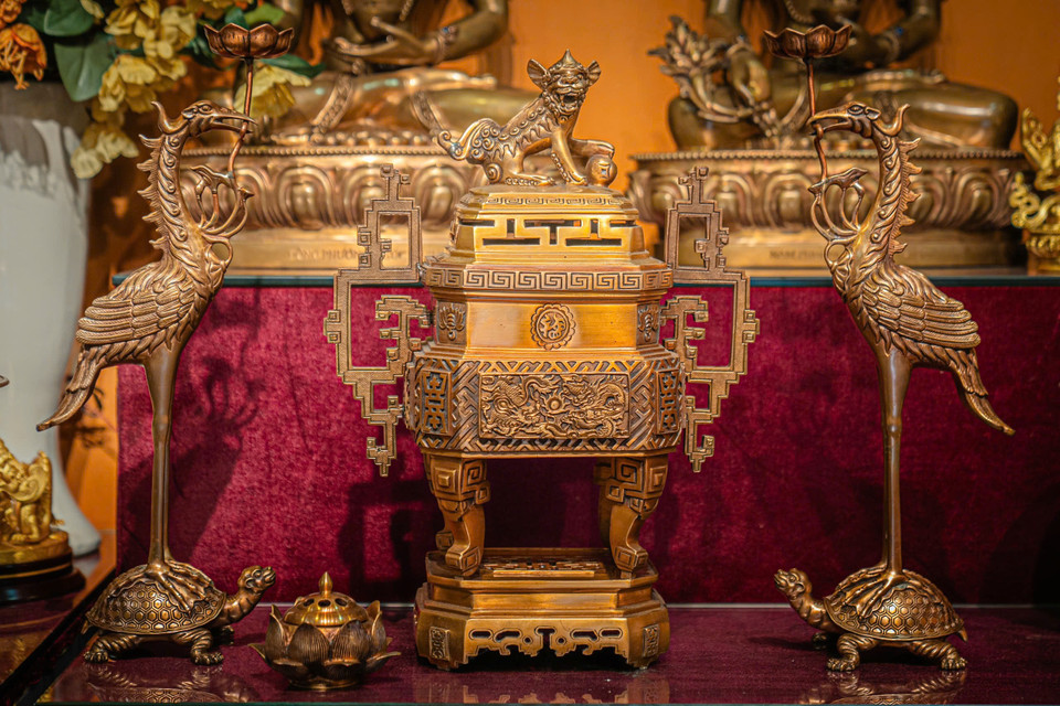 Sản phẩm chủ đạo hiện nay thường là đồ thờ cúng bát hương, đỉnh, đèn nến, lọ hoa, bộ tam sự, ngũ sự bằng đồng. (Ảnh: Hoài Nam/Vietnam+)