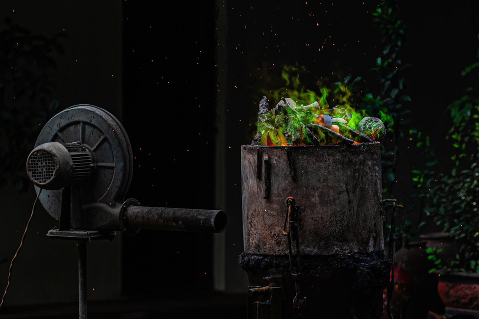 Ngoài ra, người dân Ngũ Xã đúc một số đồ thờ cúng như tượng Phật, bát hương, đỉnh, đèn nến, lọ hoa, bộ tam sự, ngũ sự bằng đồng. (Ảnh: Hoài Nam/Vietnam+)