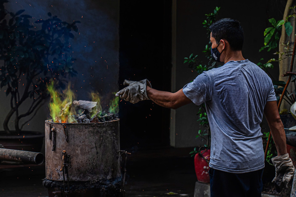 Thời ấy, làng Ngũ Xã chuyên đúc tiền và đồ thờ cho triều đình. Theo thời gian, nghề đúc ngày càng phát triển, đúc các đồ dùng phục vụ đời sống hằng ngày như mâm, nồi, chậu đồng. (Ảnh: Hoài Nam/Vietnam+)