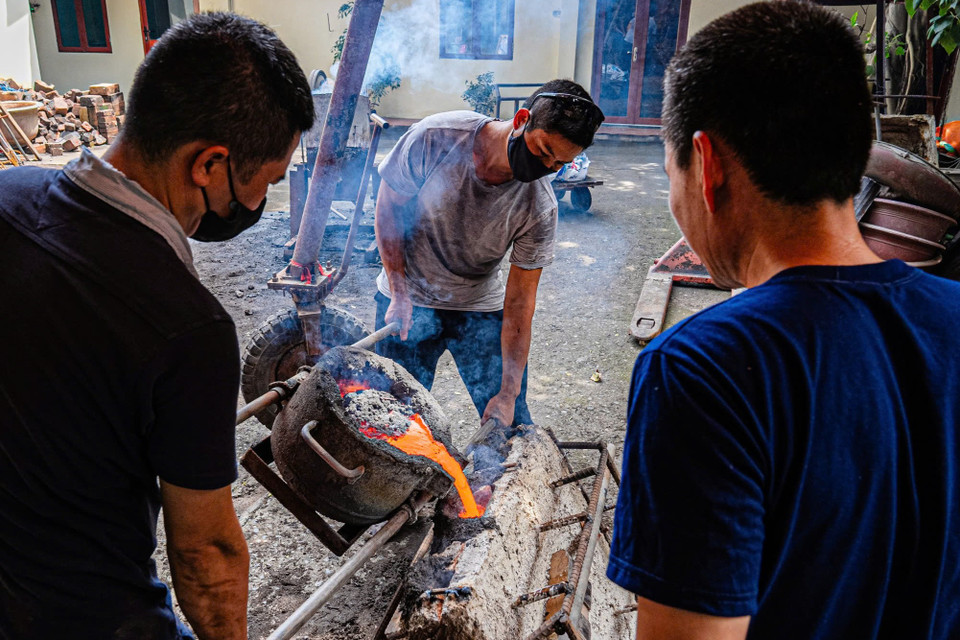 Theo lịch sử của làng nghề, vào những năm 1600, triều đình nhà Lê mời 5 thợ đúc có tay nghề cao tại năm xã Đông Mai, Châu Mỹ, Lộng Thượng, Đào Viên và Điện Tiền về kinh thành gọi là Tràng Ngũ Xã. Để ghi nhớ năm làng quê gốc của mình, người dân đã lấy tên làng là Ngũ Xã. (Ảnh: Hoài Nam/Vietnam+)