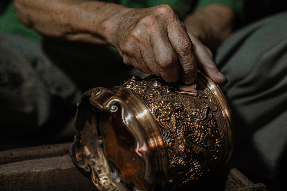 Công đoạn cuối là đánh bóng để cho ra sản phẩm hoàn thiện cuối cùng. (Ảnh: Hoài Nam/Vietnam+)