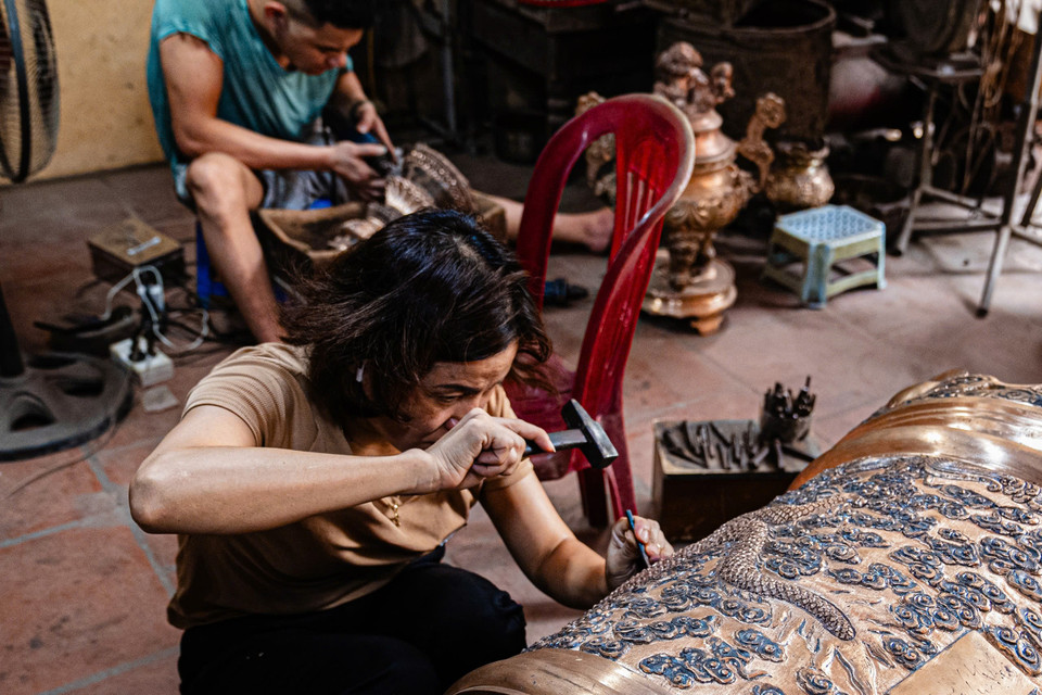 Hoa văn được các người thợ lành nghề trạm trổ lên các sản phẩm. (Ảnh: Hoài Nam/Vietnam+)