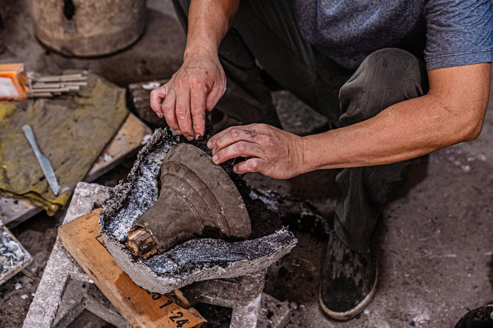 Sự khác biệt sản phẩm đồng của Ngũ Xã chính là kỹ thuật đúc liền khối. Đúc liền khối đối với các sản phẩm nhỏ đã không đơn giản, đối với các sản phẩm có kích thước cực lớn lại càng khó khăn, phức tạp. (Ảnh: Hoài Nam/Vietnam+)