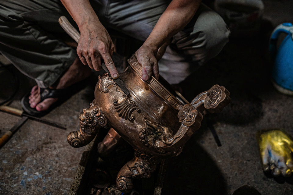 Những sản phẩm đồng đúc trải qua những công đoạn đòi hỏi sự tỉ mỉ và kiên trì của người thợ. (Ảnh: Hoài Nam/Vietnam+)