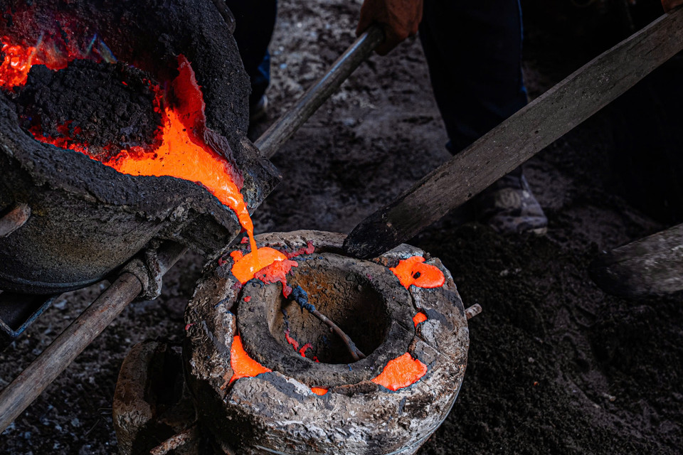 Thời kỳ này, dù trải qua giai đoạn lịch sử khó khăn với nhiều biến động xã hội, với tình yêu làng nghề, người dân làng Ngũ Xã ngày đó quyết tâm không để những giá trị làng nghề bị mai một, tiếp tục trau dồi, học tập và nâng cao tay nghề. (Ảnh: Hoài Nam/Vietnam+)