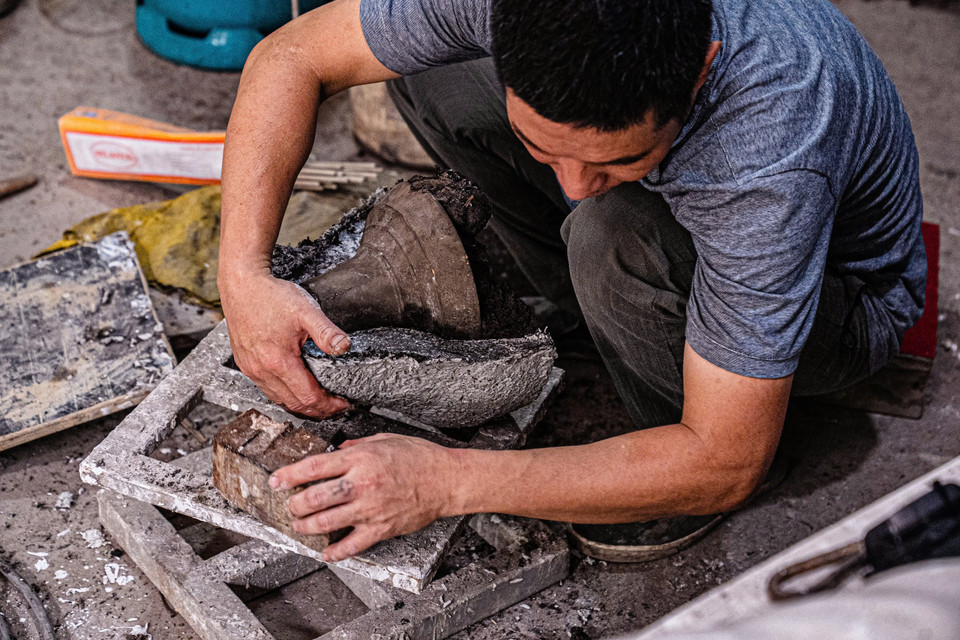 Tới nay, dù nghề đứng trước nguy cơ bị mai một, thế hệ con cháu của dân làng Ngũ Xã vẫn kiên trì học hỏi rèn luyện, kế thừa những tinh hoa của cha ông đã được lưu truyền hơn 400 năm. (Ảnh: Hoài Nam/Vietnam+)