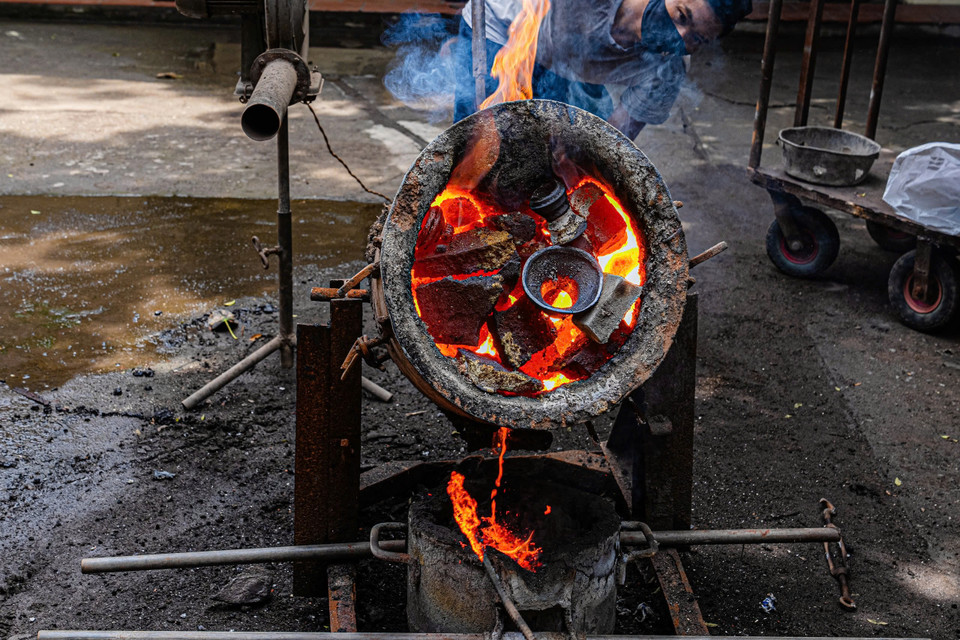 Tới thế kỷ XX, sau chiến thắng Điện Biên Phủ và Giải phóng Thủ đô năm 1954, đáp ứng nhu cầu của thời thế và xã hội, người dân làng Ngũ Xã chuyển sang nghề đúc nhôm, làm ra các sản phẩm nồi nấu cơm, xoong chia cơm, đồ gia dụng, phục vụ cho chiến tranh, quốc phòng và dân sinh. (Ảnh: Hoài Nam/Vietnam+)