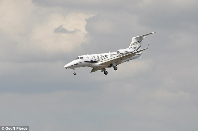 Tờ Daily Mail ngày 1/8 đã đăng tải những hình ảnh về thời khắc cuối cùng khi chiếc máy bay chở gia đình trùm khủng bố quá cố Osama bin Laden đâm xuống một trung tâm đấu giá xe hơi ở London làm toàn bộ những người đi trên máy bay thiệt mạng.