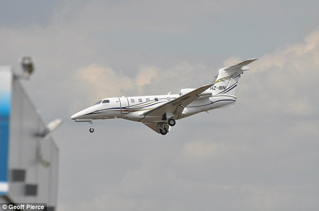 Đại sứ quán Saudi Arabia tại London cho biết một máy bay tư nhân đã bị rơi tại Anh, làm 4 người thiệt mạng, trong đó có các thành viên gia đình trùm khủng bố Osama bin Laden.