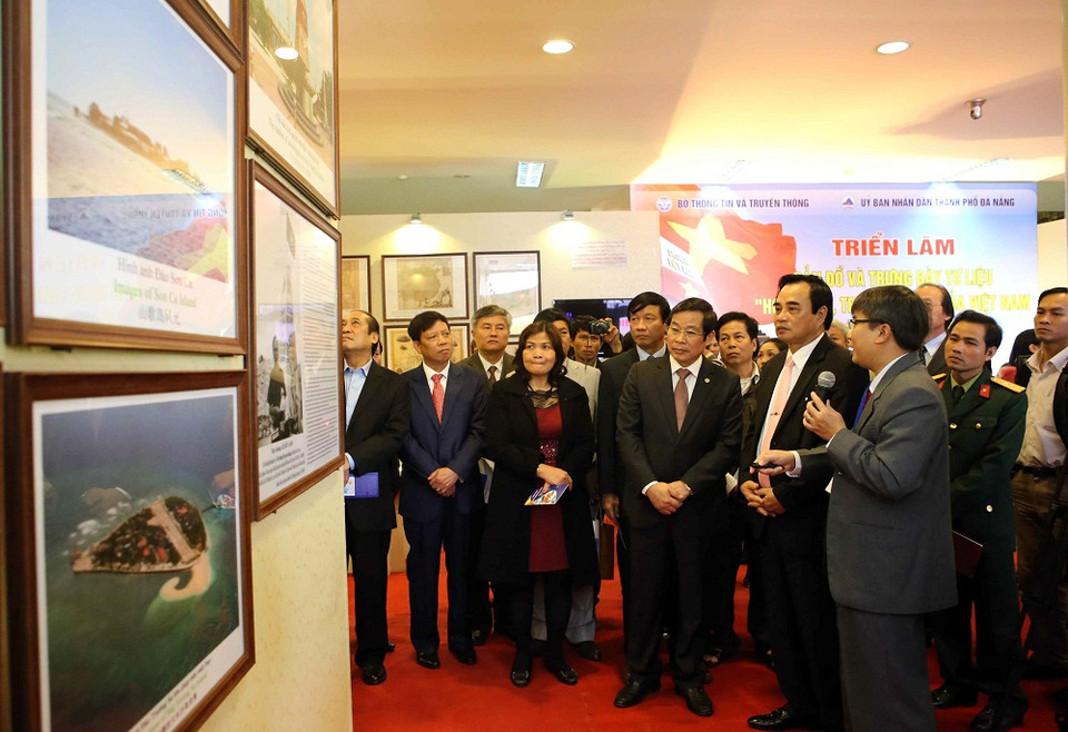 Đây là việc làm có ý nghĩa, nhằm nâng cao nhận thức của người dân về chủ quyền biển đảo thiêng liêng của Tổ Quốc. (Ảnh: Trần Lê Lâm - TTXVN)