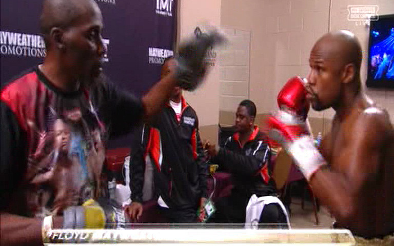 theo nguyên tắc ăn chia 60-40, Mayweather (biệt danh Moneyman) sẽ được 180 triệu USD, còn Pacquiao (biệt danh Pacman) sẽ đút túi 120 triệu, bất chấp kết quả thắng thua ra sao./