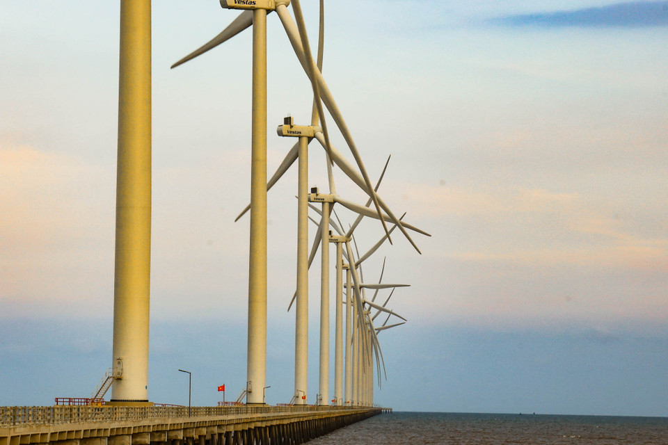 Dành thời gian ngắm nhìn khung cảnh bình minh và hoàng hôn tại nơi đây sẽ mang đến cho bạn cảm giác như lạc vào giữa cánh đồng điện gió giữa trời châu Âu yên bình và lãng mạn. (Ảnh: Hoài Nam/Vietnam+)