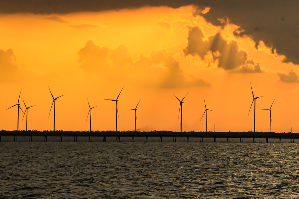 Những chiếc quạt gió khổng lồ nổi bật trong khung trời bao la, bát ngát sẽ là trải nghiệm khó quên. (Ảnh: Hoài Nam/Vietnam+)