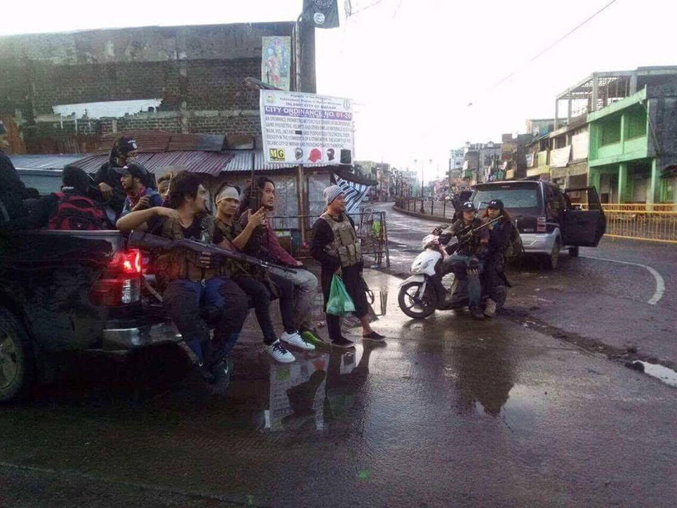 Phiến quân Maute cũng sử dụng lá cờ đen như của IS, nhưng nhóm này ít được biết đến hơn so với Abu Sayyaf, nhóm phiến quân thường tấn công cả quân đội lẫn thường dân.