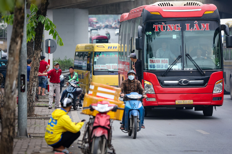 Nhà xe này dừng xe ngay lối rẽ từ bến xe Nước Ngầm đi cao tốc Pháp Vân- Cầu Giẽ. (Ảnh: Hoài Nam/Vietnam+)