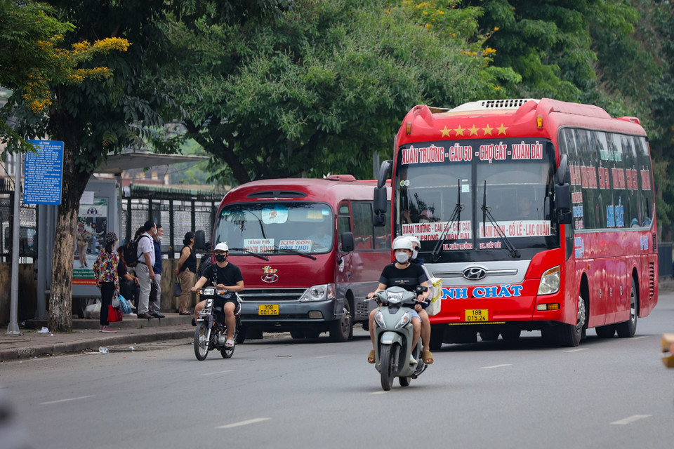 Theo ghi nhận của phóng viên Báo Điện tử VietnamPlus ngày 24/4, khu vực này không khác gì một bến cóc khổng lồ, gây cản trở giao thông bởi mỗi ngày có hàng trăm lượt xe khách vô tư dừng đỗ hoặc chạy ‘rùa bò’ để vợt khách. (Ảnh: Hoài Nam/Vietnam+)