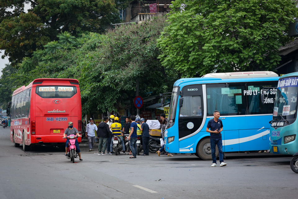 Thậm chí ngay tại khu vực cổng ra bến xe Giáp Bát, các nhà xe cũng dừng để ‘vợt’ thêm khách. (Ảnh: Hoài Nam/Vietnam+)
