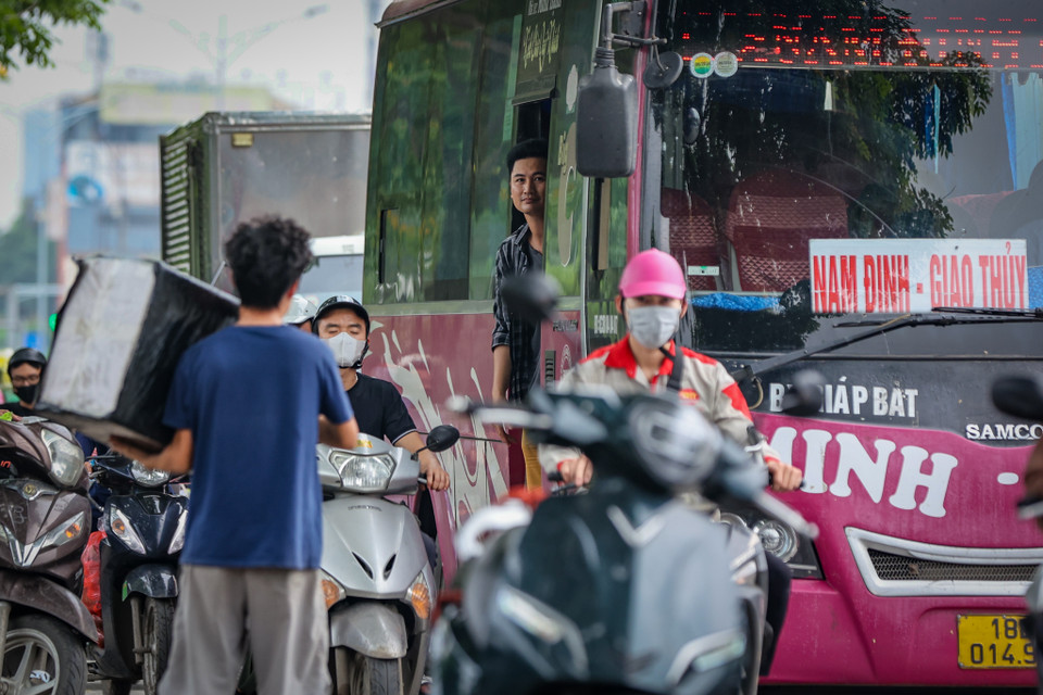 Xe chạy ‘rùa bò’ để nhận hàng, đón trả khách gây cản trở giao thông gần khu ngã tư Giải Phóng- Ngọc Hồi. (Ảnh: Hoài Nam/Vietnam+)