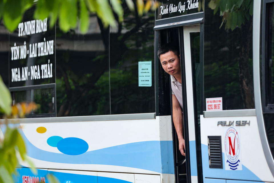 Cửa xe khách mở khi đang di chuyển và phụ xe lúc nào cũng sẵn sàng để ‘vợt’ khách lên xe. (Ảnh: Hoài Nam/Vietnam+)