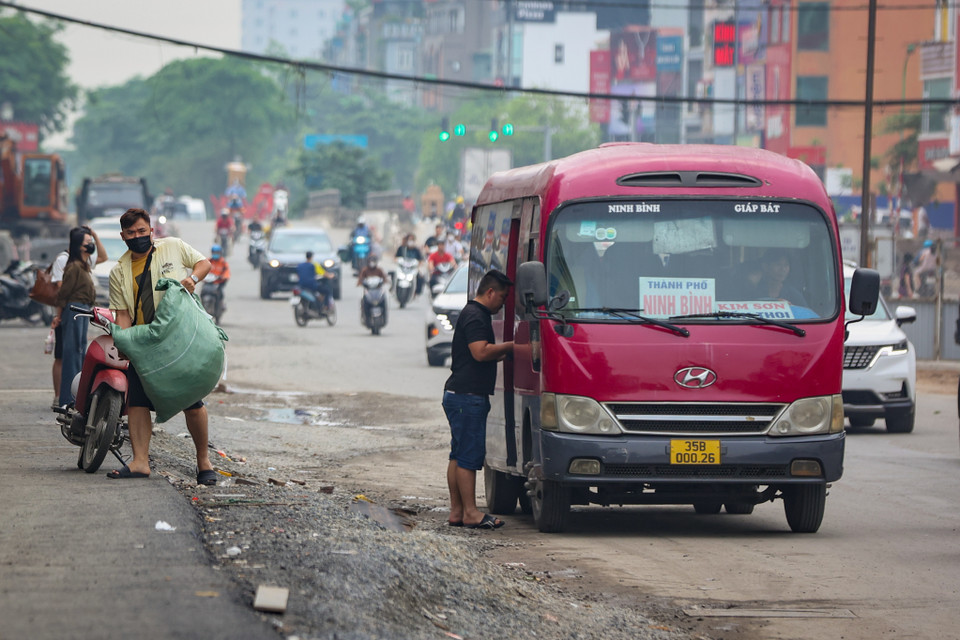 Một nhà xe Ninh Bình nhận và trả hàng trên đường Kim Đồng. (Ảnh: Hoài Nam/Vietnam+)