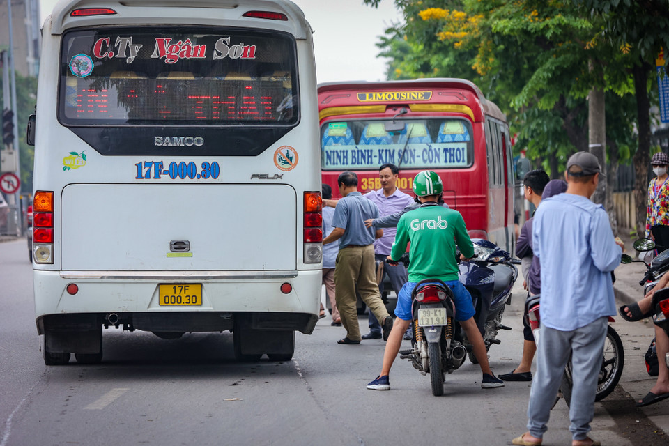 Cơ quan chức năng cần có biện pháp xử lý tình trạng này khi lưu lượng giao thông đổ về cửa ngõ phía Nam Thủ đô rất lớn dịp nghỉ lễ 30/4-1/5. (Ảnh: Hoài Nam/Vietnam+)