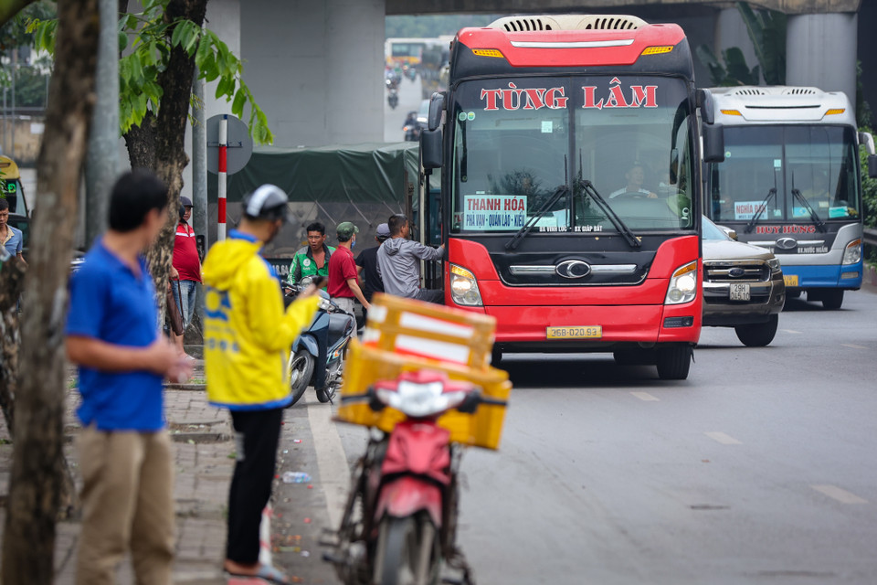 Xe dừng để bắt khách, nhận hàng chiếm hơn 1 làn đường gây cản trở giao thông. (Ảnh: Hoài Nam/Vietnam+)