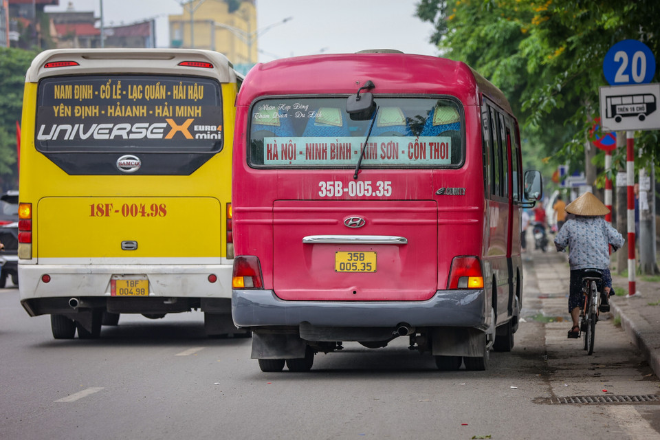 Vi phạm thường xuyên nhất có thể kể đến các nhà xe chạy tuyến từ bến xe Giáp Bát đi Ninh Bình, Nam Định, Thanh Hóa... Mặc dù đoạn đường này đã có biển cấm dừng đỗ và biển báo tốc độ tối thiểu, đối với xe trên 16 chỗ là 20km/h. (Ảnh: Hoài Nam/Vietnam+)