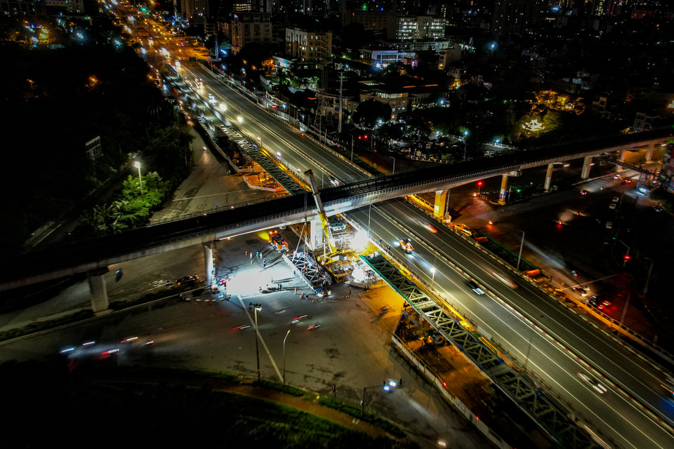 Hạng mục đổ bê tông bản mặt cầu dự kiến thực hiện trong khoảng thời gian từ 10/12/2023 đến 22/1/2024 và các nhà thầu sẽ thi công lắp, đắp đường đầu cầu và hoàn thành các hạng mục còn lại. (Ảnh: Hoài Nam/Vietnam+)