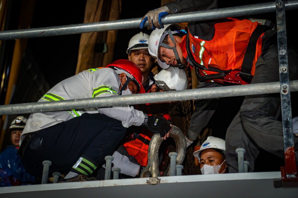 Đến thời điểm hiện tại, đơn vị thi công chỉ còn lại 5 nhịp cầu ở phía bên phải cầu dự kiến đến hết tháng 11 sẽ hoàn thành việc lao lắp dầm cầu. (Ảnh: Hoài Nam/Vietnam+)