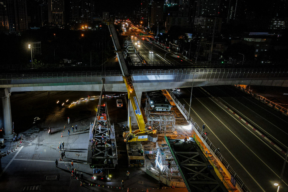 Đến nay, công tác lao lắp dầm cầu đang được tập trung đẩy nhanh và đã lao được 13/18 nhịp. (Ảnh: Hoài Nam/Vietnam+)