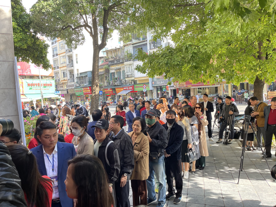 Từ 8 giờ 30 sáng ngày 17/11/2023 người dân háo hức xếp hàng trước cửa tháp nước Hàng Đậu chờ thăm quan. (Ảnh: PV/Vietnam+)