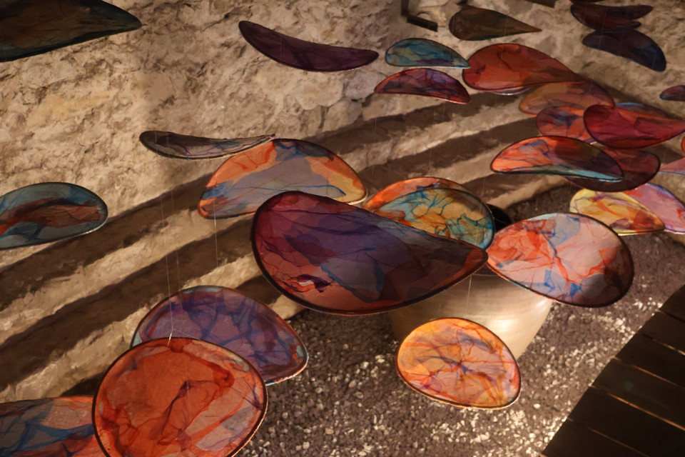 Những tác phẩm tái chế đặc sắc trong không gian tháp nước. (Ảnh: PV/Vietnam+)