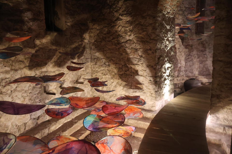 Con đường gỗ dẫn lối khách tham quan trong không gian di sản. (Ảnh: PV/Vietnam+)