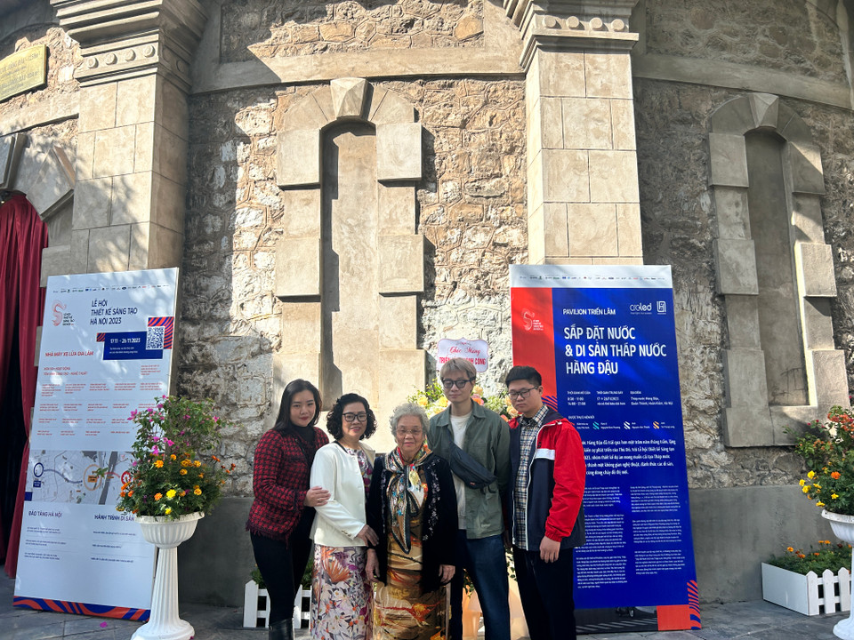 Dự án do nhóm kiến trúc sư Cao Thế Anh (thứ hai từ phải sang), họa sĩ Nguyễn Đức Phương và đơn vị thi công Phùng Công Minh thực hiện. (Ảnh: PV/Vietnam+)