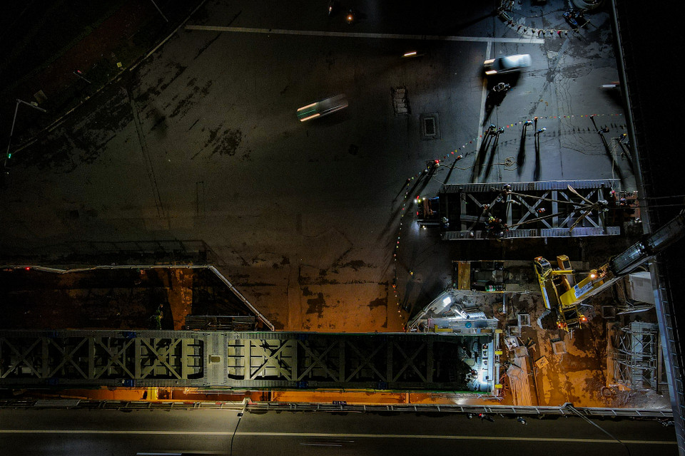 Dự kiến, công tác lắp dựng cầu phải sẽ được hoàn thành vào đầu tháng 12/2023. (Ảnh: Hoài Nam/Vietnam+)