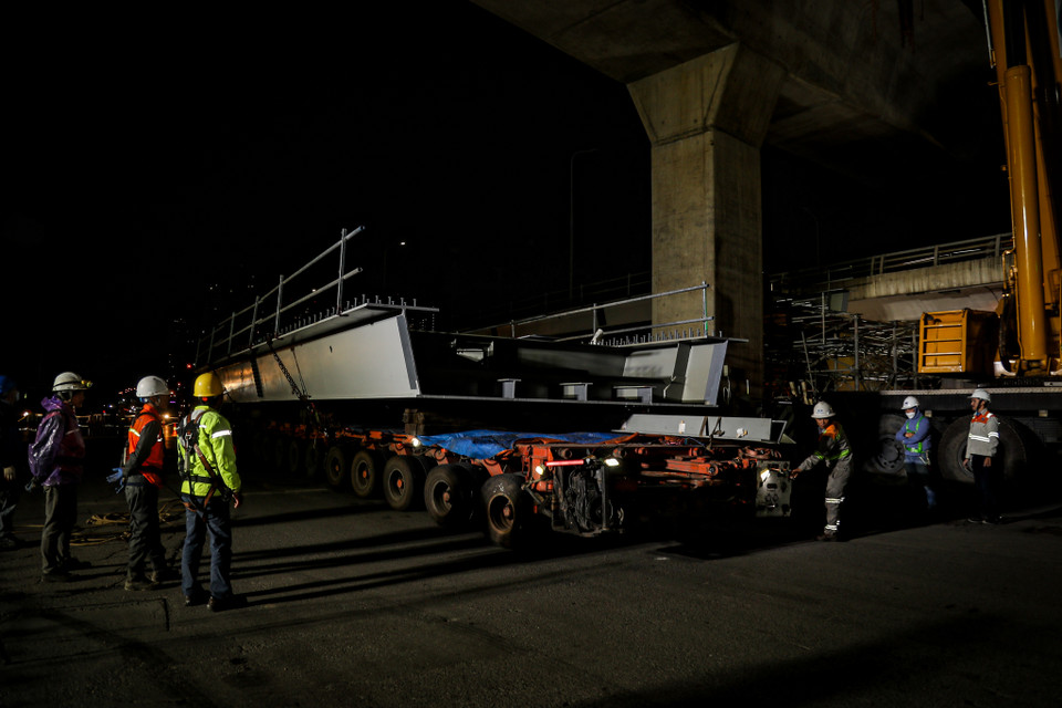 Các công nhân đang tích cực thi công cả ngày lẫn đêm để dự án được thực hiện đúng tiến độ. (Ảnh: Hoài Nam/Vietnam+)