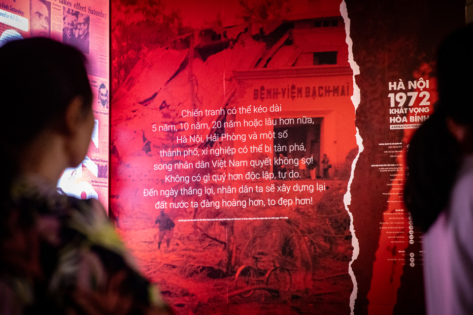 Sức mạnh đoàn kết đã mang đến chiến thắng oanh liệt cho quân và dân ta. Hòa bình được lập lại, người dân Thủ đô Hà Nôi chung tay khôi phục hạ tầng sau chiến tranh. (Ảnh: PV/Vietnam+)