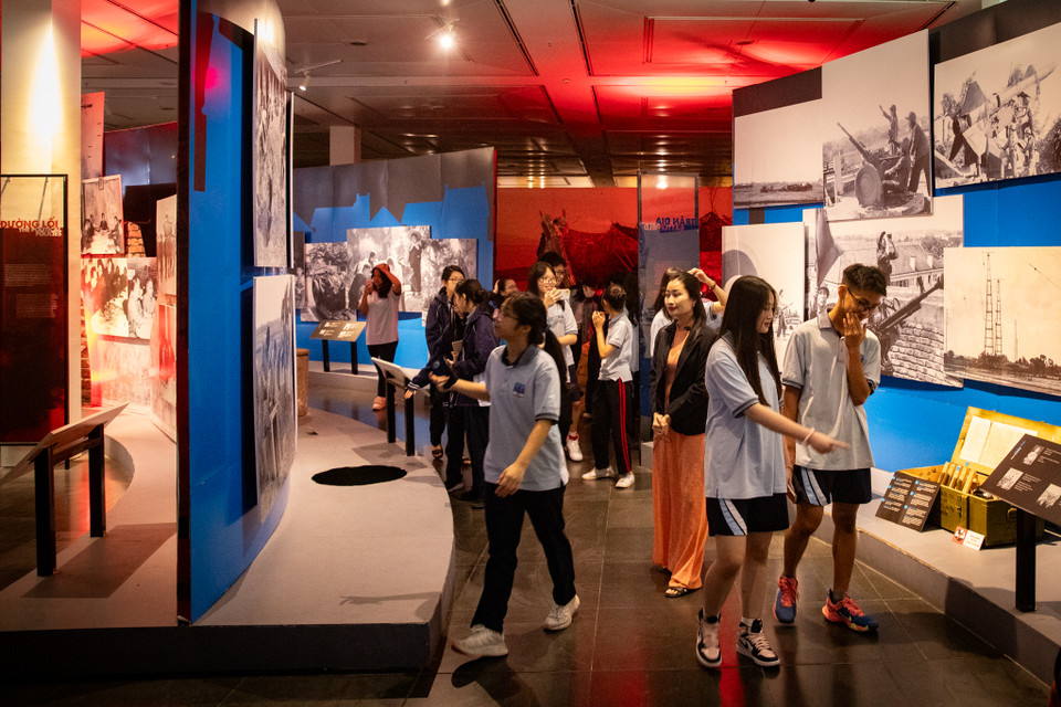 Triển lãm “Hà Nội 1972- Khát vọng hòa bình” gồm 3 chủ đề: “Khoảng lặng”, “Đối diện” và “Hòa bình” với hơn 300 hình ảnh, tư liệu, hiện vật về chiến dịch lịch sử “Điện Biên Phủ trên không”. (Ảnh: PV/Vietnam+)