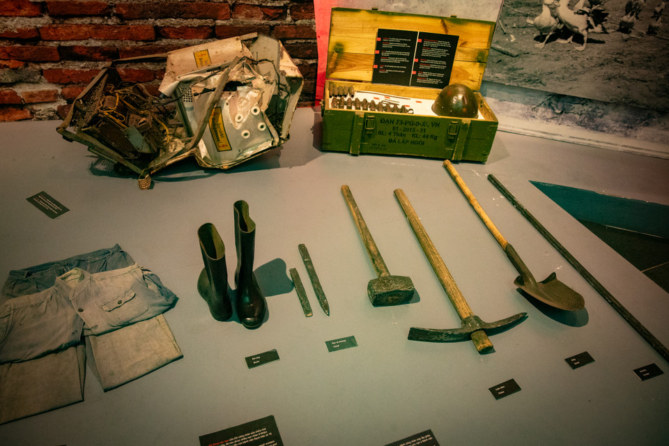 Một số hiện vật như xẻng, búa, hộp đạn, máy phát điện,… đã sát cánh với nhân dân và bộ đội trong trận chiến. (Ảnh: PV/Vietnam+)