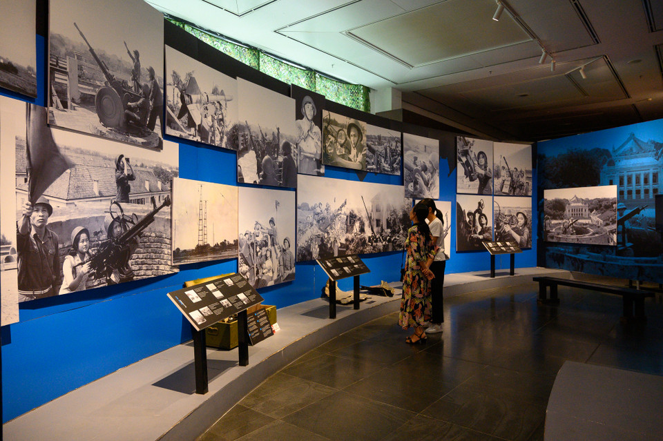 Những bức ảnh của Chi cục văn thư Lưu trữ Hà Nội, Việt Nam News, Thông tấn xã Việt Nam,… đã ghi lại được những góc nhìn về thời chiến tranh khốc liệt, sự quả cảm của quân và dân Hà Nội trong 12 ngày đêm bảo vệ Thủ đô, bảo vệ Tổ quốc. (Ảnh: PV/Vietnam+)