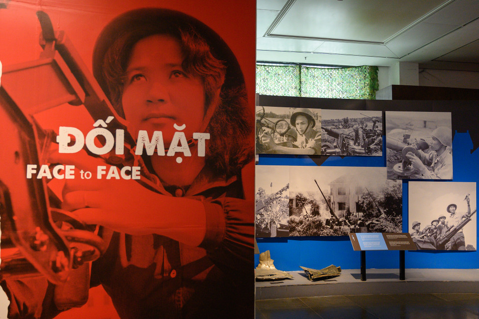 Ở chủ đề “Đối mặt” đã tái hiện cuộc đấu tranh tàn khốc của quân và dân Hà Nội với giặc Mỹ. Tư liệu hình ảnh chân thực, những hiện vật bom đạn chiến đấu. Đã cho thấy sự gian nan, tinh thần kiên quyết đấu tranh của người dân Thủ đô lúc đó. (Ảnh: PV/Vietnam+)
