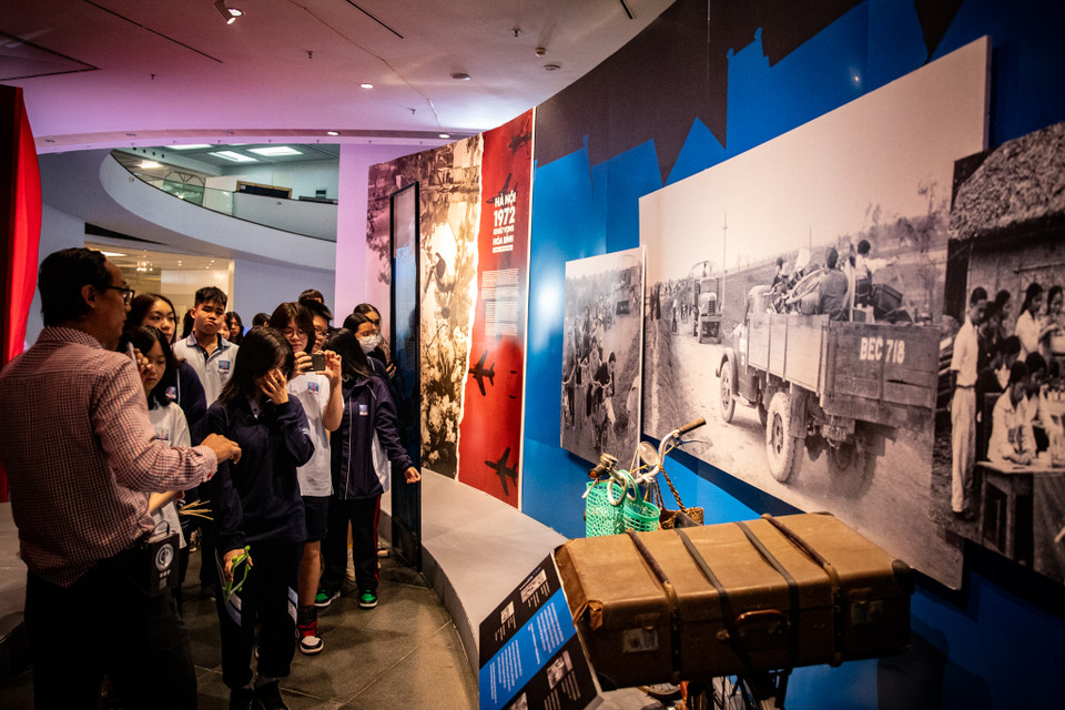 Người dân Hà Nội năm đó sơ tán bằng những chiếc xe đạp, xe tải. Nhà nước đã huy động hàng trăm chiếc xe để đưa người dân đi đến nơi an toàn. (Ảnh: PV/Vietnam+)