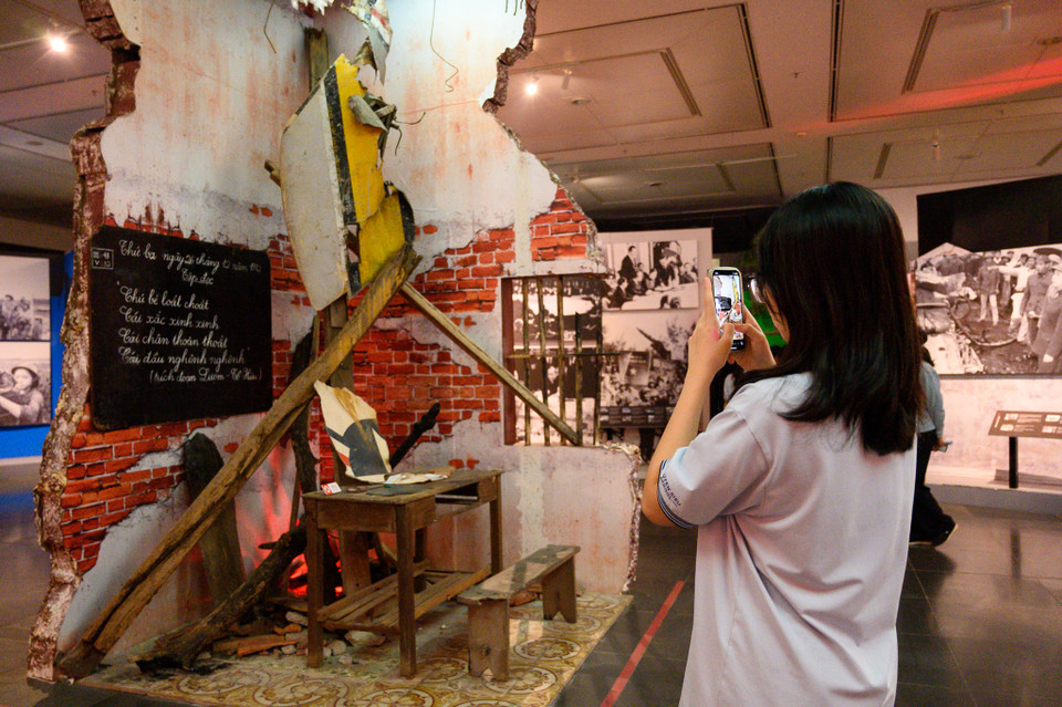 Tại triển lãm còn dựng mốt số tiểu cảnh về cuộc chiến trên bầu trời Hà Nội năm 1972. Tiểu cảnh lớp học đã đổ nát thời chiến tranh được tái hiện. (Ảnh: PV/Vietnam+)