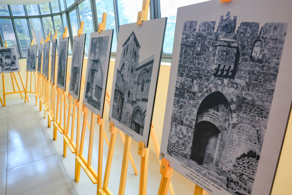 Triển lãm tranh về thành phố Jerusalem của Palestine diễn ra trong ngày 29/11 tại sảnh hội trường tòa Hữu nghị nằm trong Trụ sở Liên hiệp các tổ chức Hữu nghị Việt Nam (Ba Đình, Hà Nội). (Ảnh: Hoài Nam/Vietnam+)