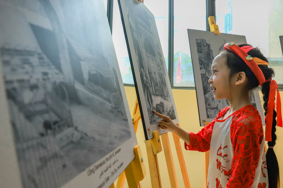 Những điều thú vị về lịch sử và văn hóa của thành phố này không chỉ được những người lớn tuổi quan tâm mà còn thu hút được sự tò mò từ các bạn nhỏ. (Ảnh: Hoài Nam/Vietnam+)