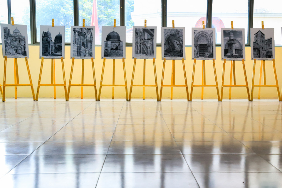 Triển lãm trưng bày 20 bức tranh về thành thố Jerusalem (Palestine). Thành phố này còn được biết đến với những cái tên khác như Beit al Maqdis, Al Quds ash Sharif và ‘Ola al Quiblatain. (Ảnh: Hoài Nam/Vietnam+)